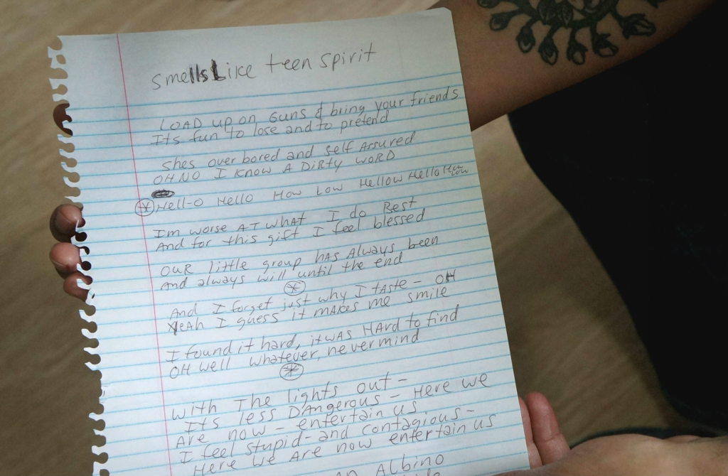 Cópia de um dos rascunhos da letra de Smells Like Teen Spirit (Cobain Unseen, Charles R. Cross - 2008)
